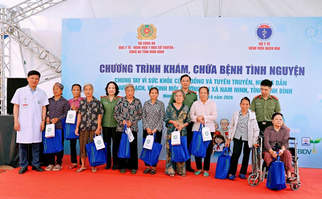 Khám bệnh, cấp phát thuốc miễn phí cho hơn 1.300 người dân xã Nam Ninh, tỉnh Ninh Bình